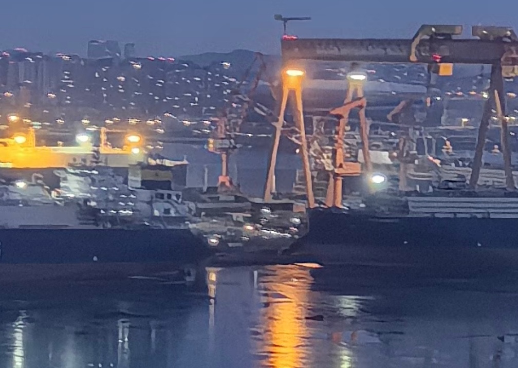 004的舰尾终于装上了 图三今天坞旁的舰尾模块终于没了也能从侧面证明舰首分段已入