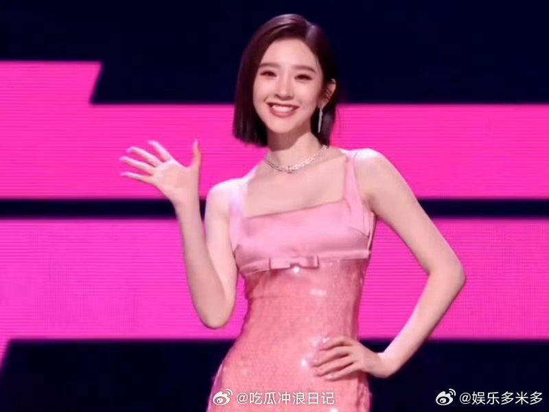 唐艺昕浪姐和豆包撞发型了 直播发型像极了豆包！第一眼直接心动，可爱到心颤～粉色穿