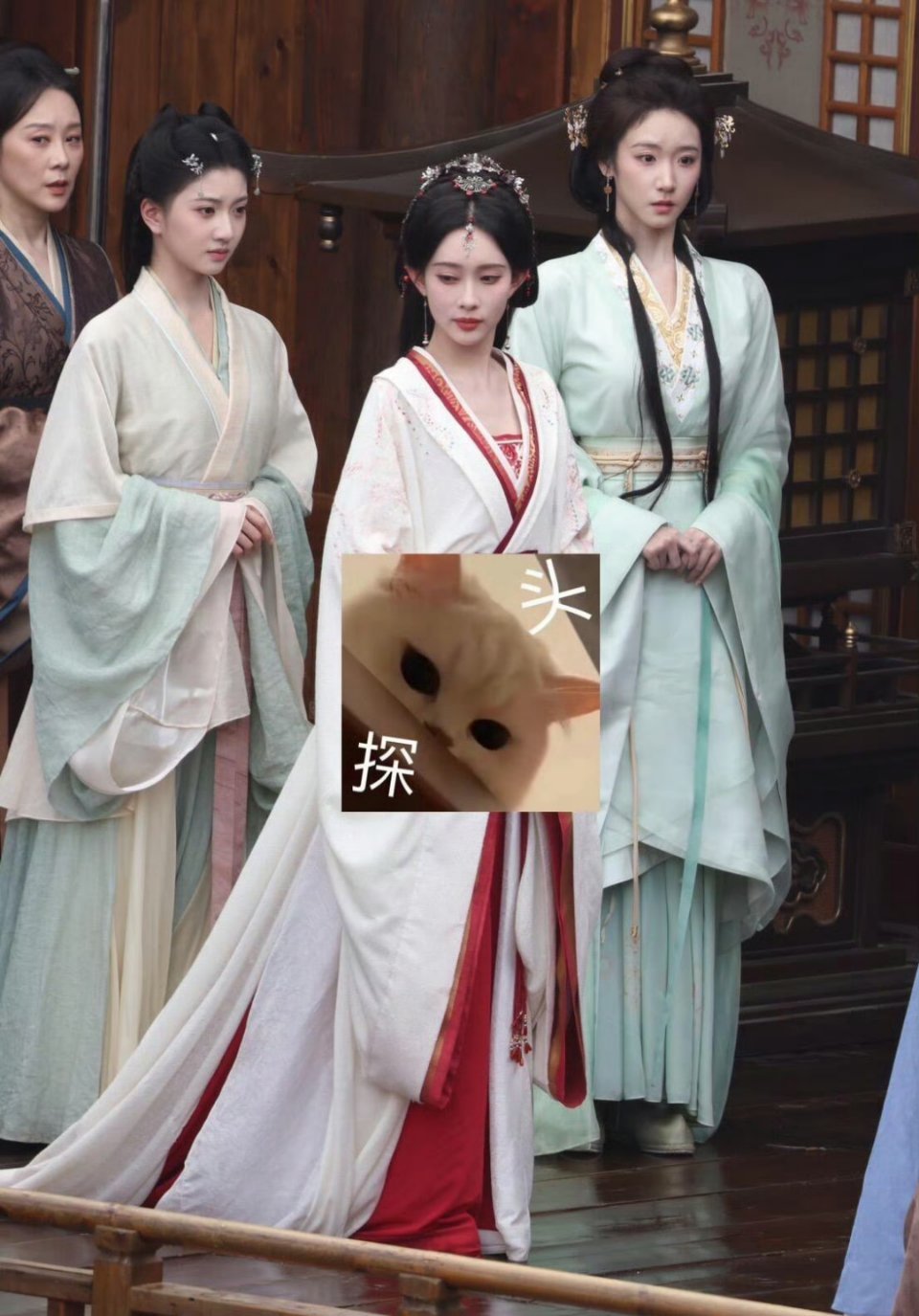 娱乐圈要有新人了，有点像年轻时候的景甜 ​，颜值不输女主孟子义吧！ ​​​