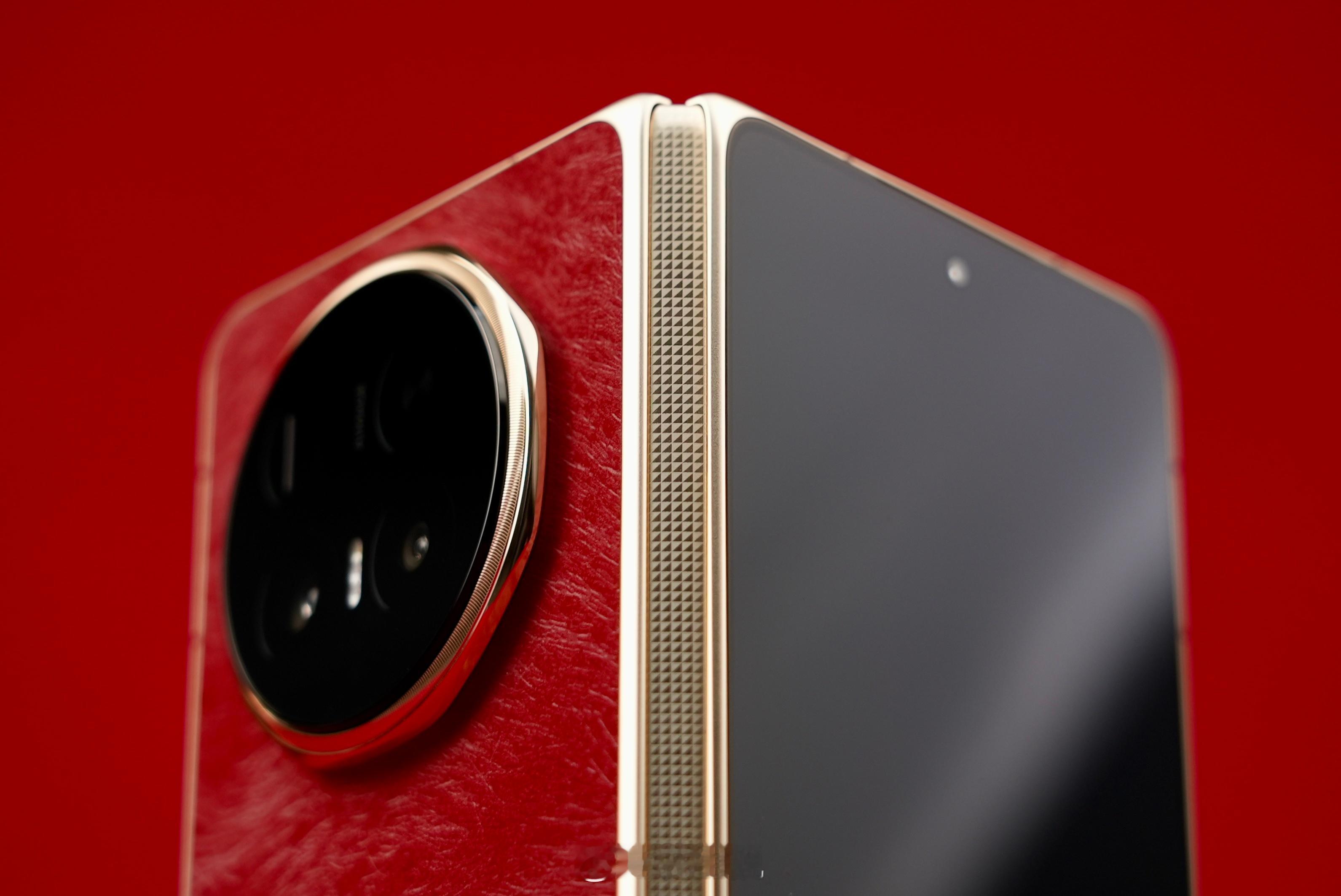 荣耀 Magic V6 的红色版后盖竟然是素皮！！！！！！！！！！！！！！！！！