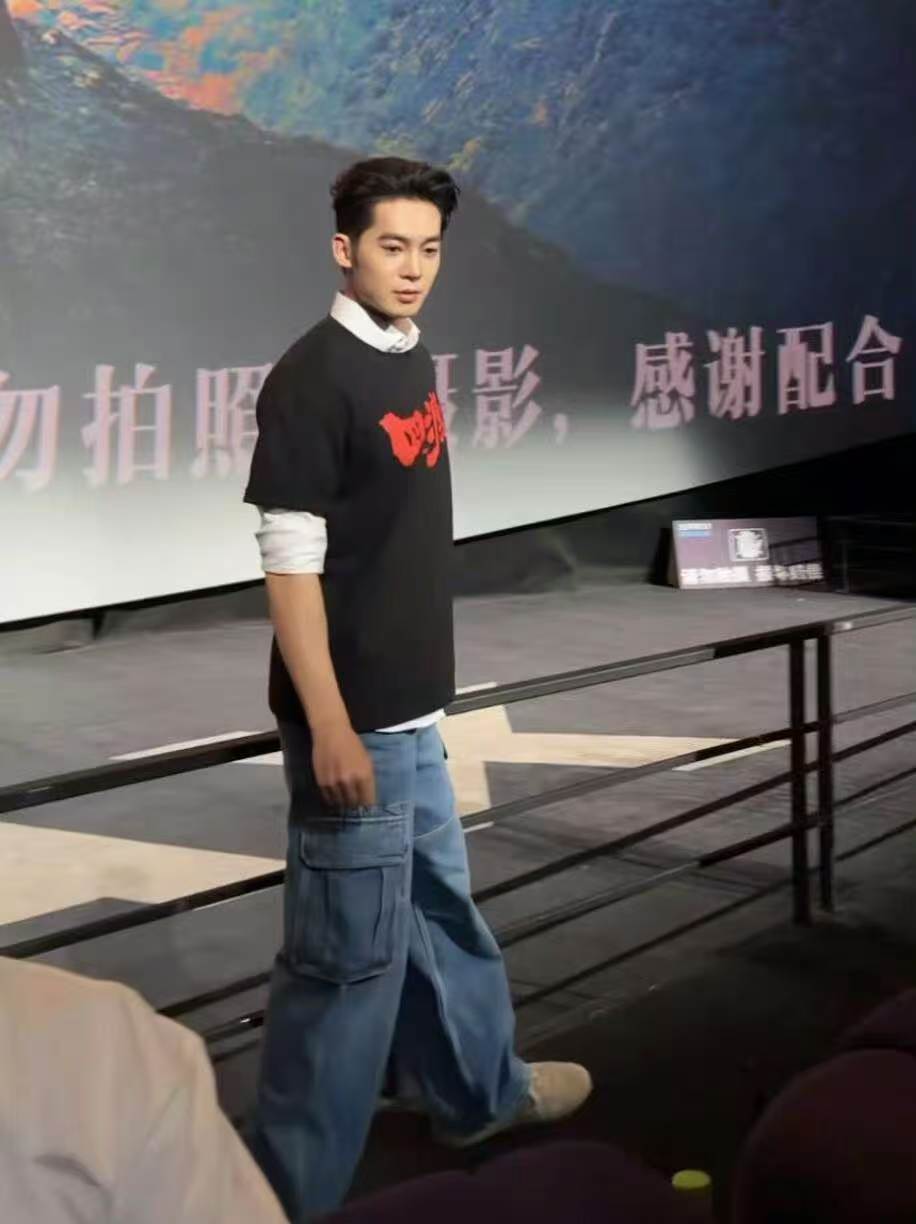 于适周深现身四渡见面会于适周深出席四渡见面会 于适周深现身四渡见面会 