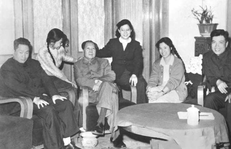 毛岸英牺牲后，刘思齐频繁到中南海看望公公毛主席，不料警卫员却把她的出入证没收。主