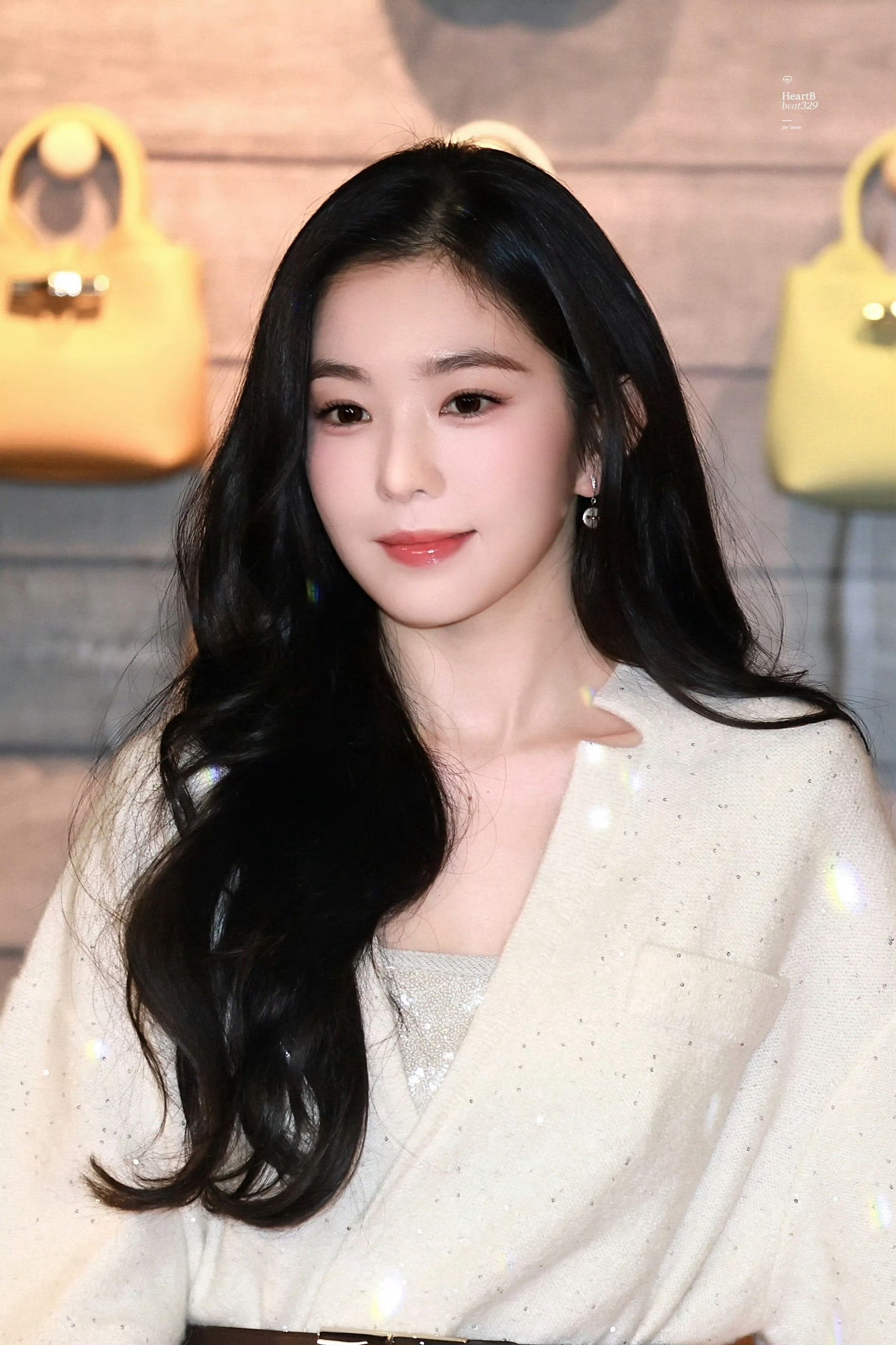 我的大脑宕机 我需要一段时间接受这是34岁的脸蛋这回事 真的美得很新生代….. 