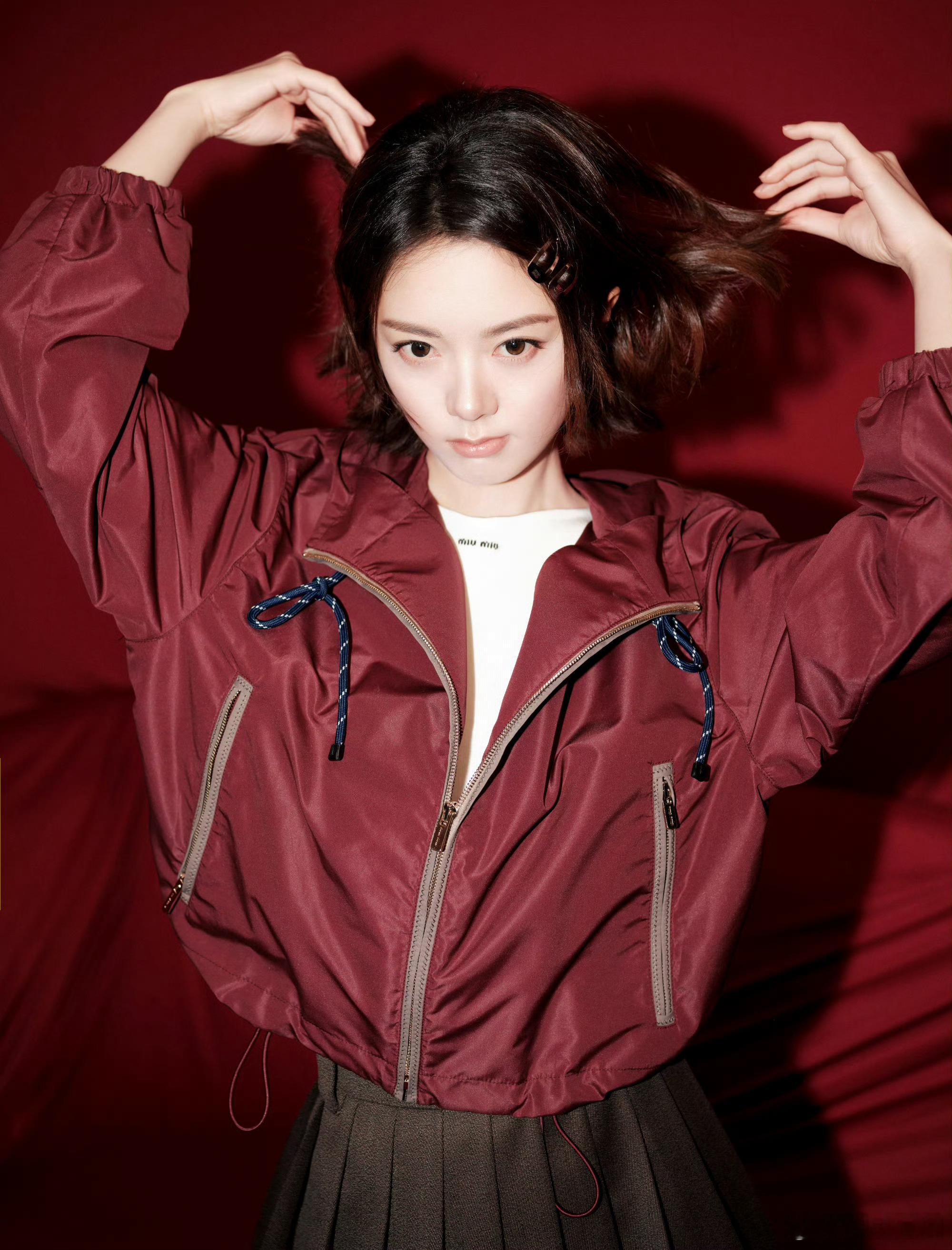赵今麦miumiu活动出图赵今麦这波Miu Miu活动上身酒红色早春系列，短发造