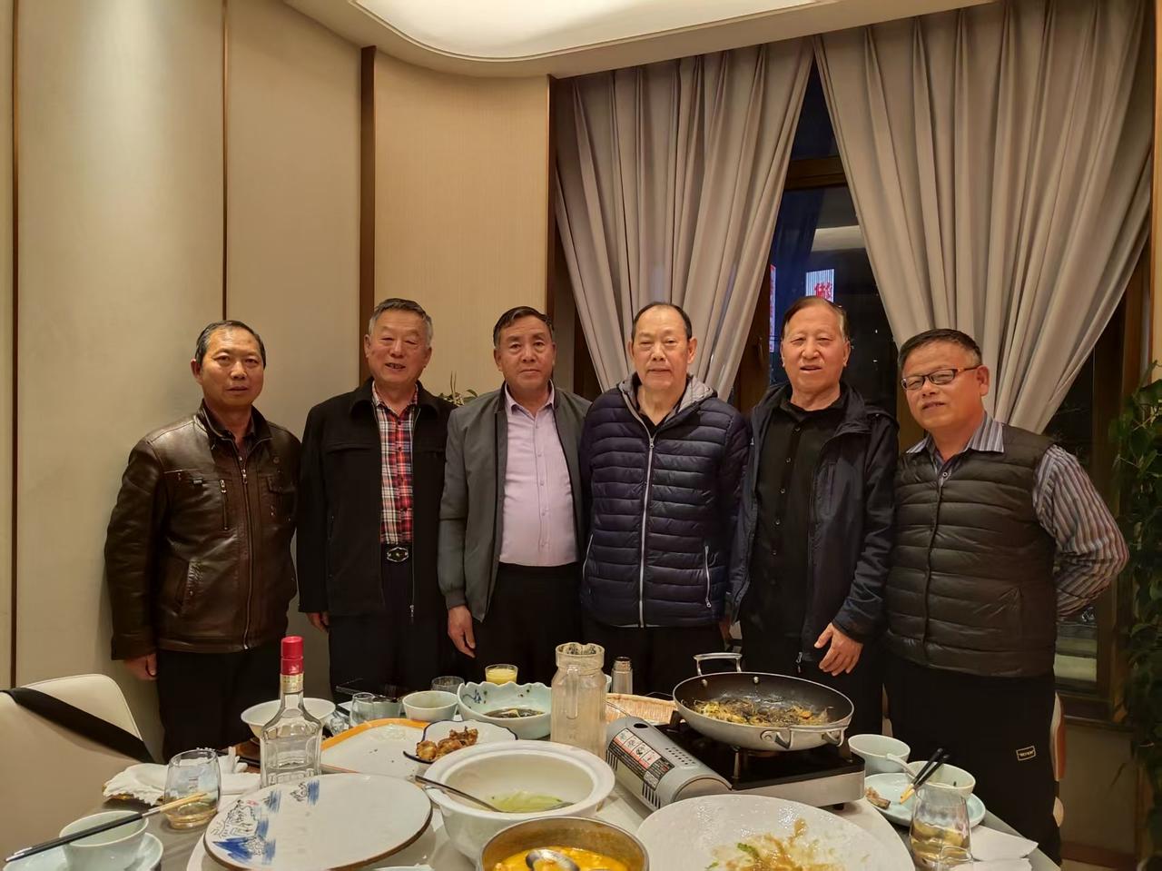 出游近两月，结伴同行者文友老师王琮亲见我和两位乡党战友分别在厦门和成都相会，有感