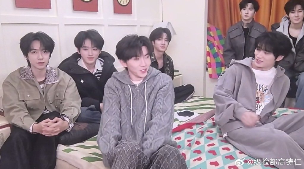 时代少年团在床上直播团综？ 