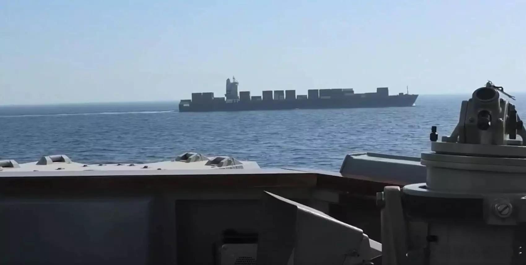 美军违反停火协议，公布扣押伊朗货船细节：海军陆战队员从直升机顺绳速降，登上伊朗货