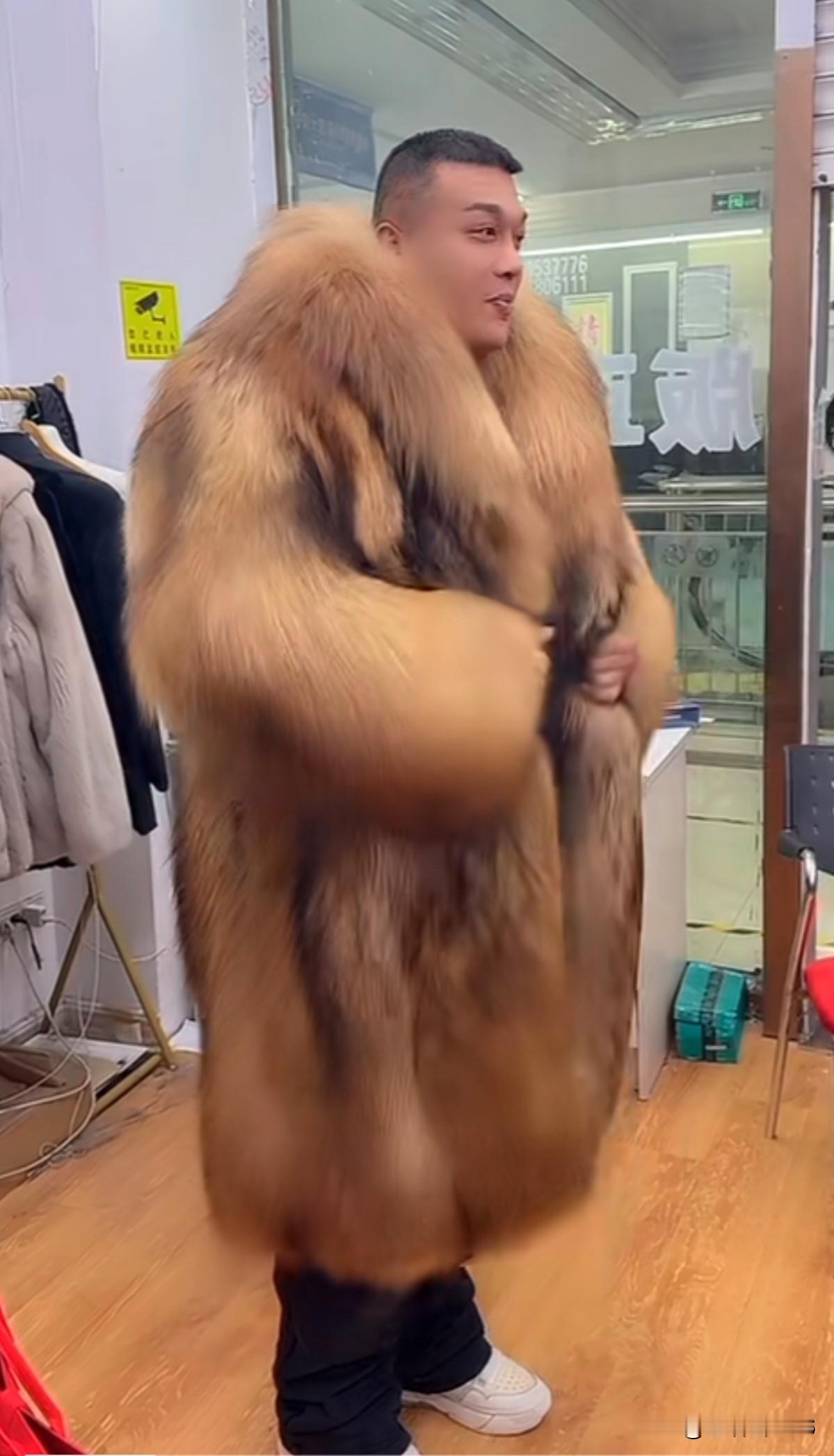 冬天如果穿上这身，再冷的天估计都不冷了吧！
不过我很好奇真的会有人买这衣服吗？