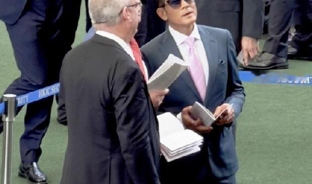 60岁老头在烈日下唱跳，把四万多人的赛马场硬生生变成了个人演唱会，你说主办方后不