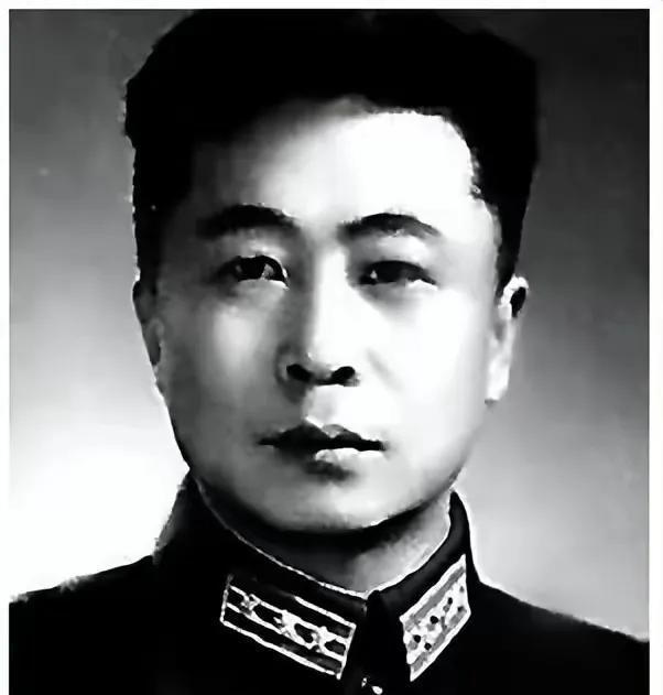 1957 年的中国文坛，仿佛被一阵来自北国凛冽的寒风骤然惊醒。一本名为《林海雪原