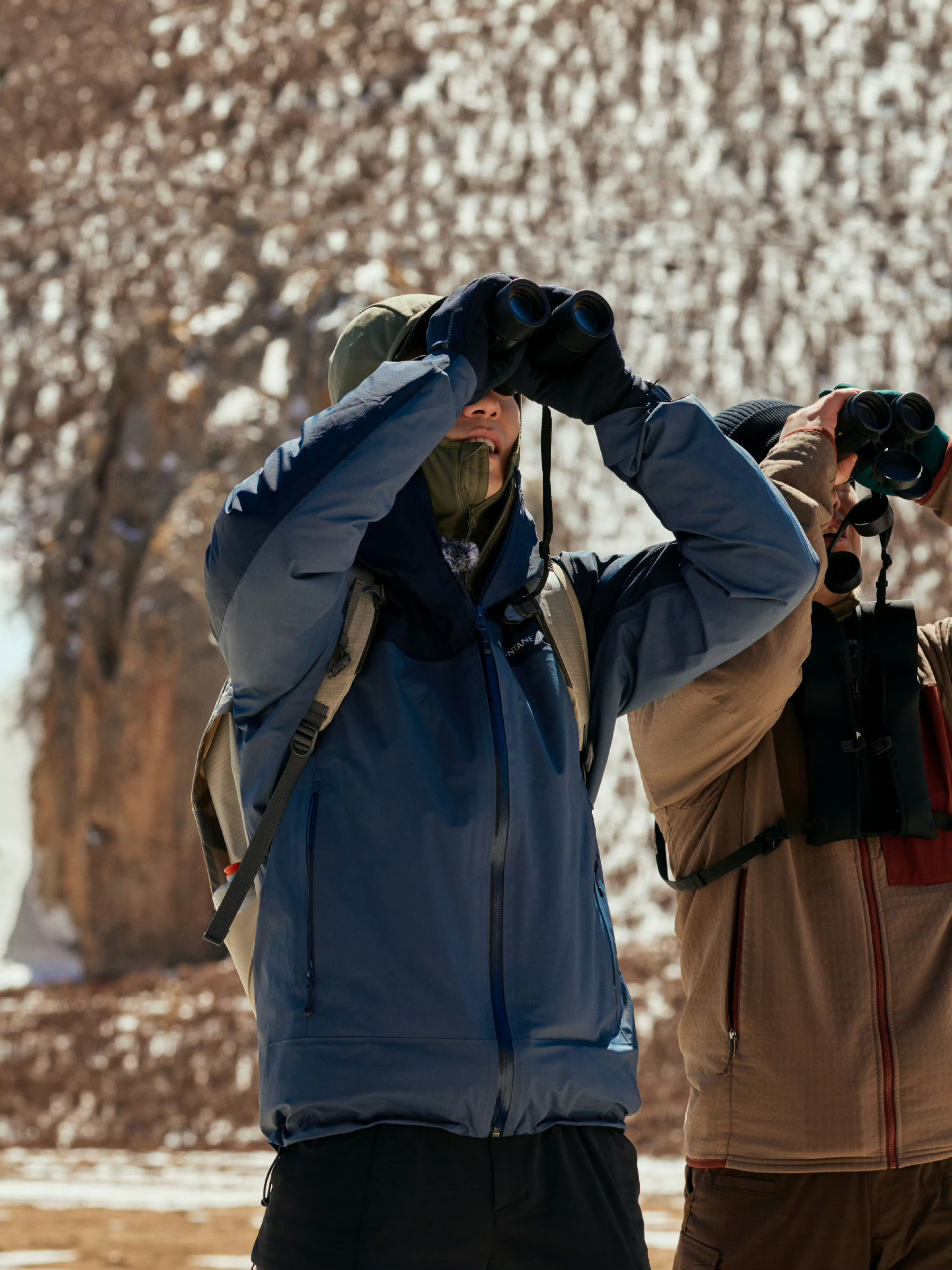 朱一龙亮相《祁连山上 心安为家》公益纪录片，用镜头带领观众穿越祁连山脉，感受大自