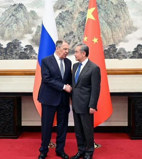 中国和俄罗斯谈妥了
 
4 月 14 日，中国外交部长王毅在北京同来华访问的俄罗