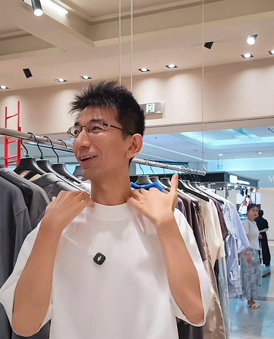 孙美丽不仅开始加班，还开展了地推模式了，买衣服都不忘邀请营业员明天早上一起来看直