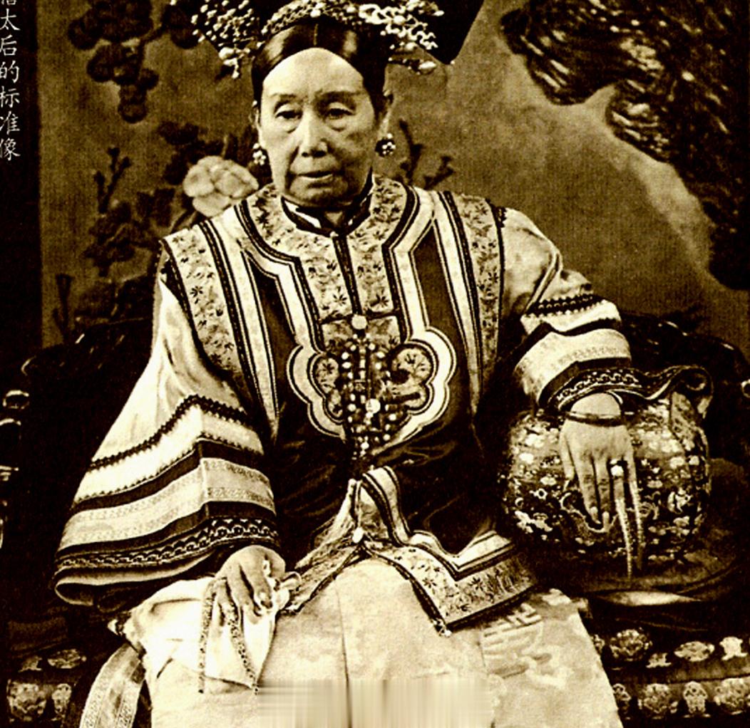 清朝后妃及贵妇们都有养长指甲的习惯，可能认为指甲长是一种美吧。由于指甲长，就容易
