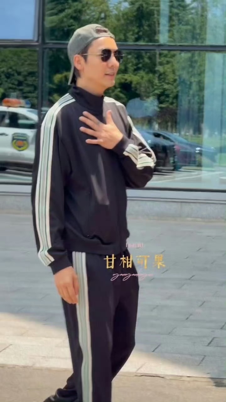 粉丝喊陈伟霆恭迎佛爷回长沙粉丝齐齐高喊恭迎佛爷归乡，他弯腰捡拾掉落的应援牌，温柔