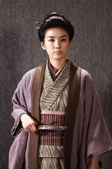 1907年7月15日凌晨，绍兴轩亭口，一名女子被押上刑场。她没有哭喊，也没让人搀