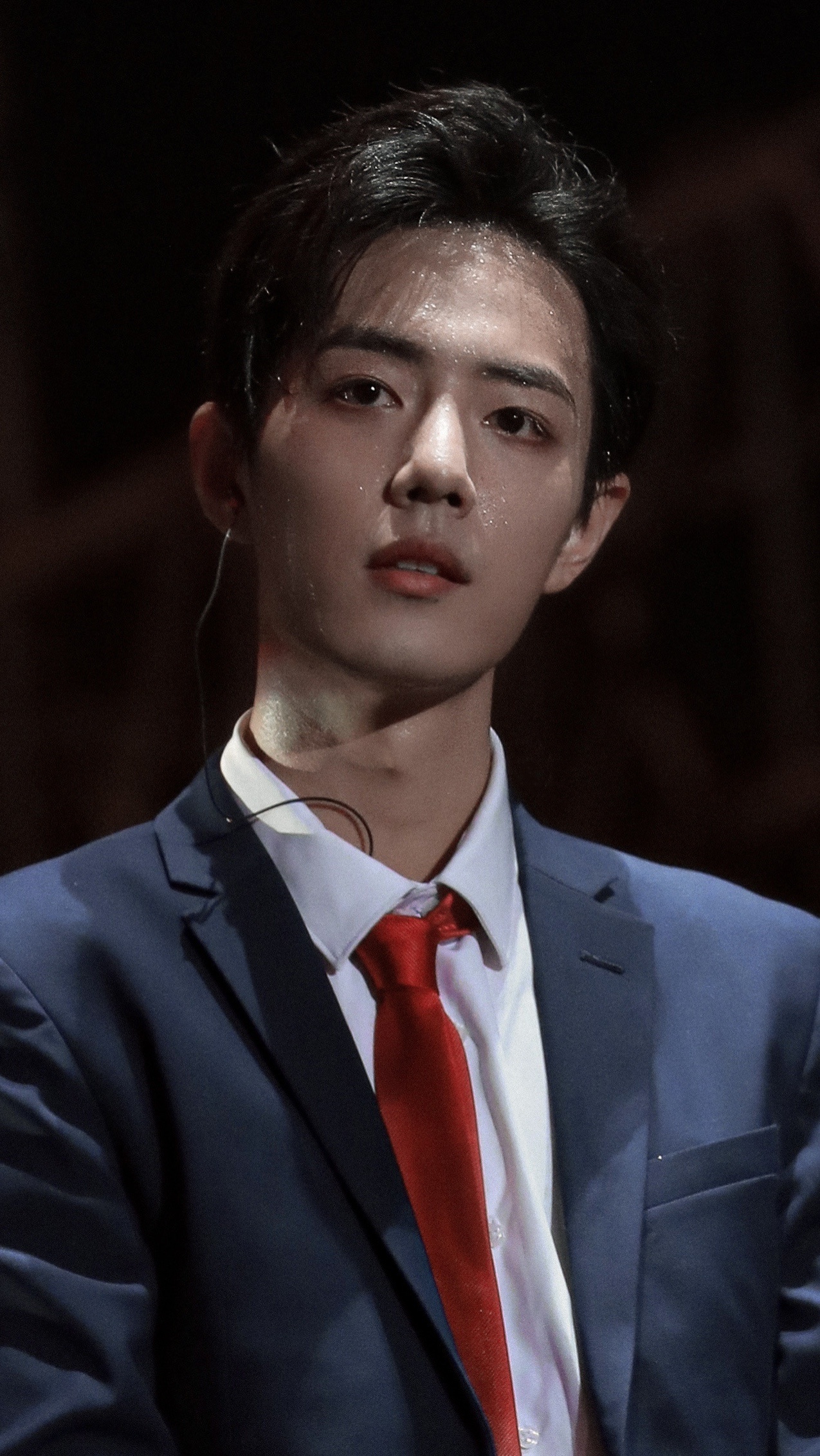 肖战尚界预定数量◎肖战不对称西装  别人流汗脱妆，我们战流汗是高光！帅就对了！?