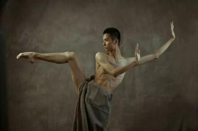 李响有点傲，不过人家有实力；
李响自我感觉很好，那是人家真实、不过分谦虚，有自知