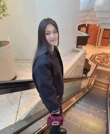 王诗龄粉色小香风套装 这就是传说中“被养得很好”的孩子吧，王诗龄英语好流利，这语