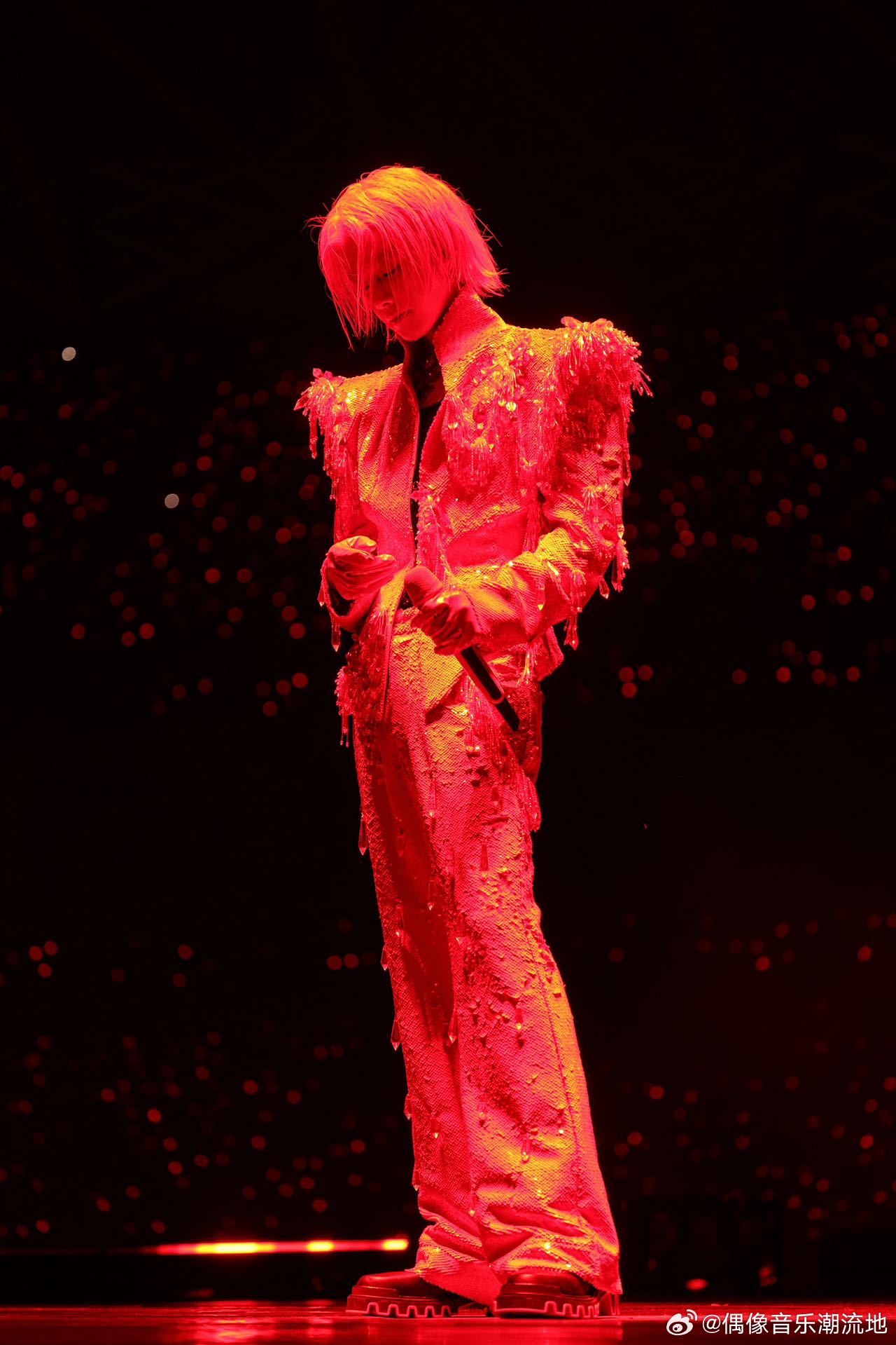 华晨宇简直是浪漫疯子 福州演唱会现场，直接开启浪漫疯子模式！全新歌单和舞美太绝了