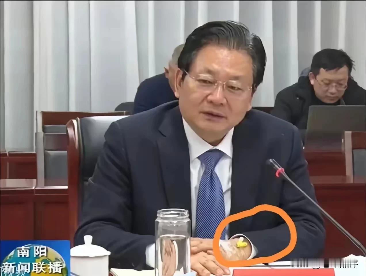 照片挺讽刺的，带留置针开会的书记被留置！

这张照片当时真的被疯狂转载，评论区都