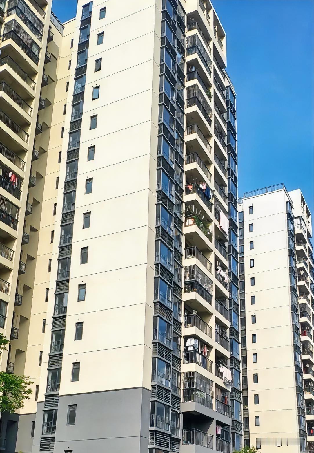 房价持续下跌，会带来哪些后果？
我说句实话，房价一旦持续下跌，最难受的就是买了房