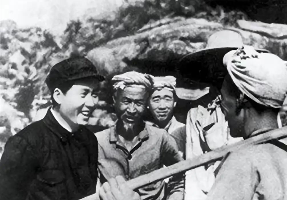 1927年，毛泽东被捕后，在押去处死路上，突然对一名团丁说：“老哥，我腿疼，伤筋