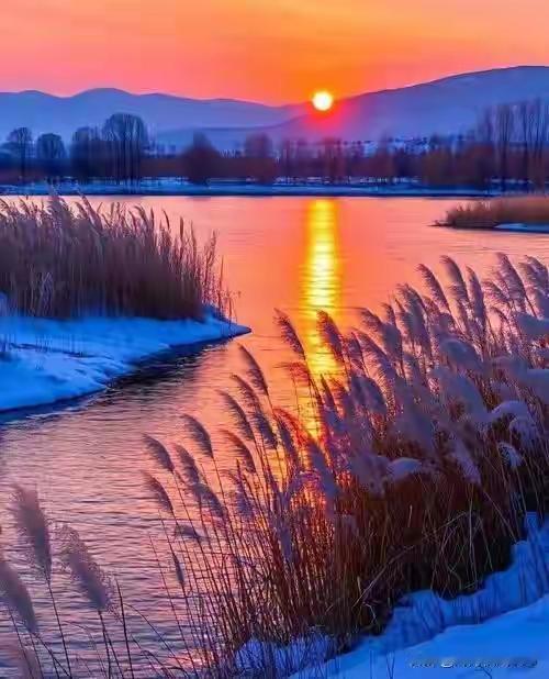 上联：今晨薄雾随烟升 ， 万水含烟；
下联：傍晚云霞天边落， 五彩斑斓。