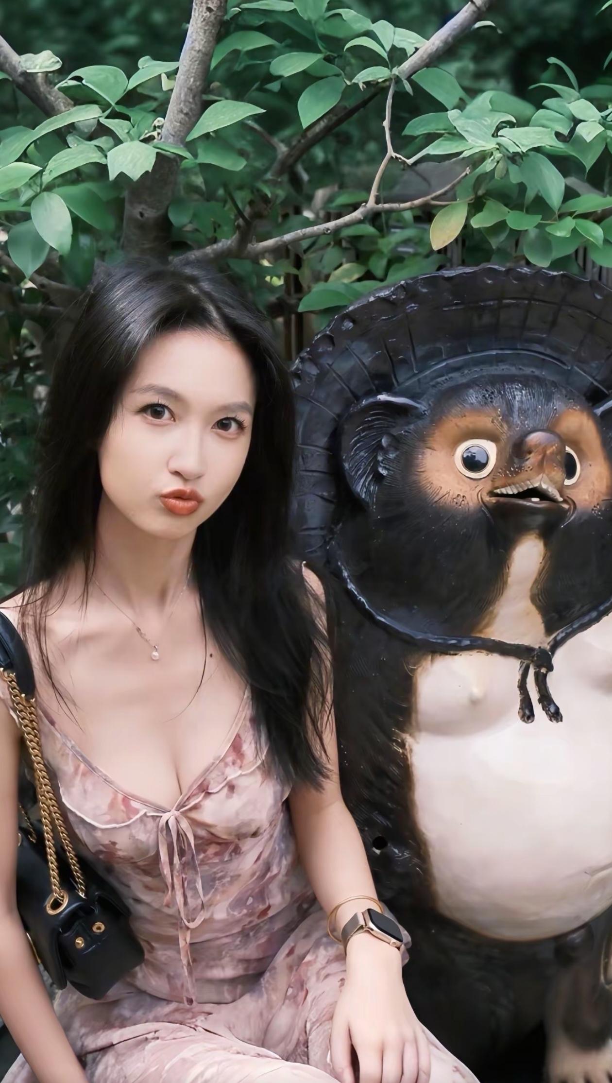 花间美人倚，兽旁静坐思。