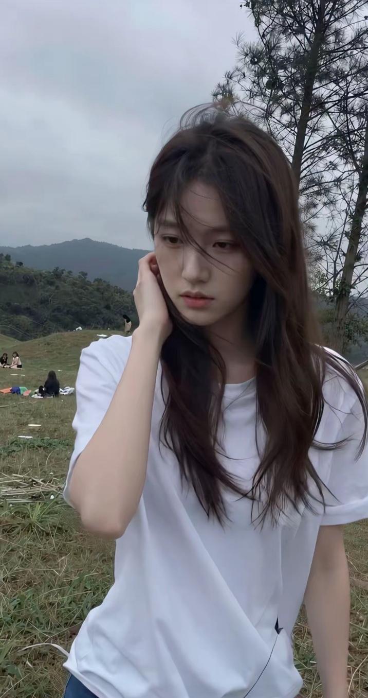 让人心生怜爱的忧郁清纯漂亮女生