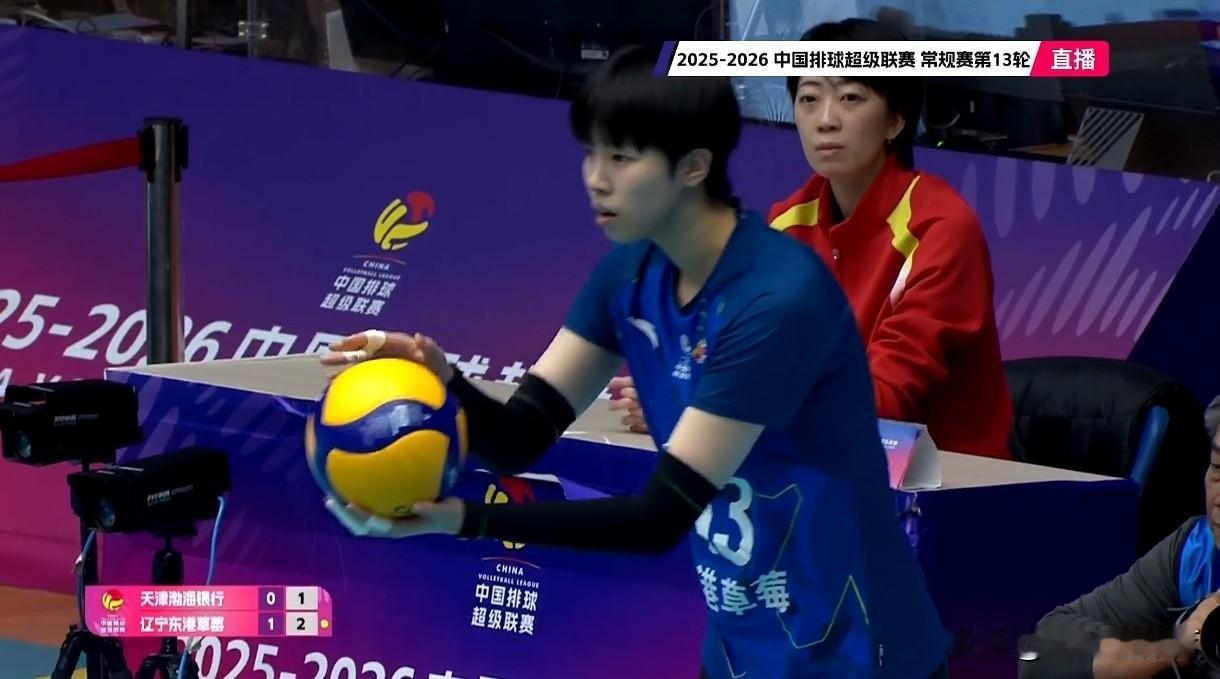 天津名将张晓婷依然坐在天津女排领队席位上。此前有球迷晒出天津女排参赛名单表，名单