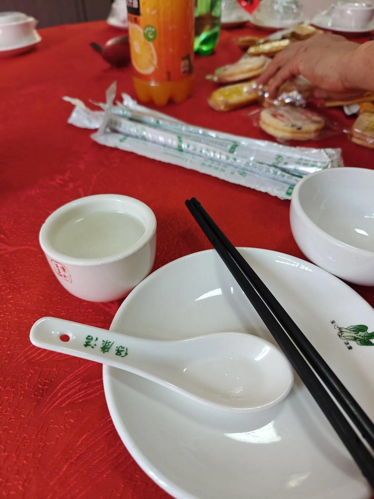 这里的喜宴不收礼，你来了，主家就很高兴，你若不来，可能以为你看不起他家呢。
这里