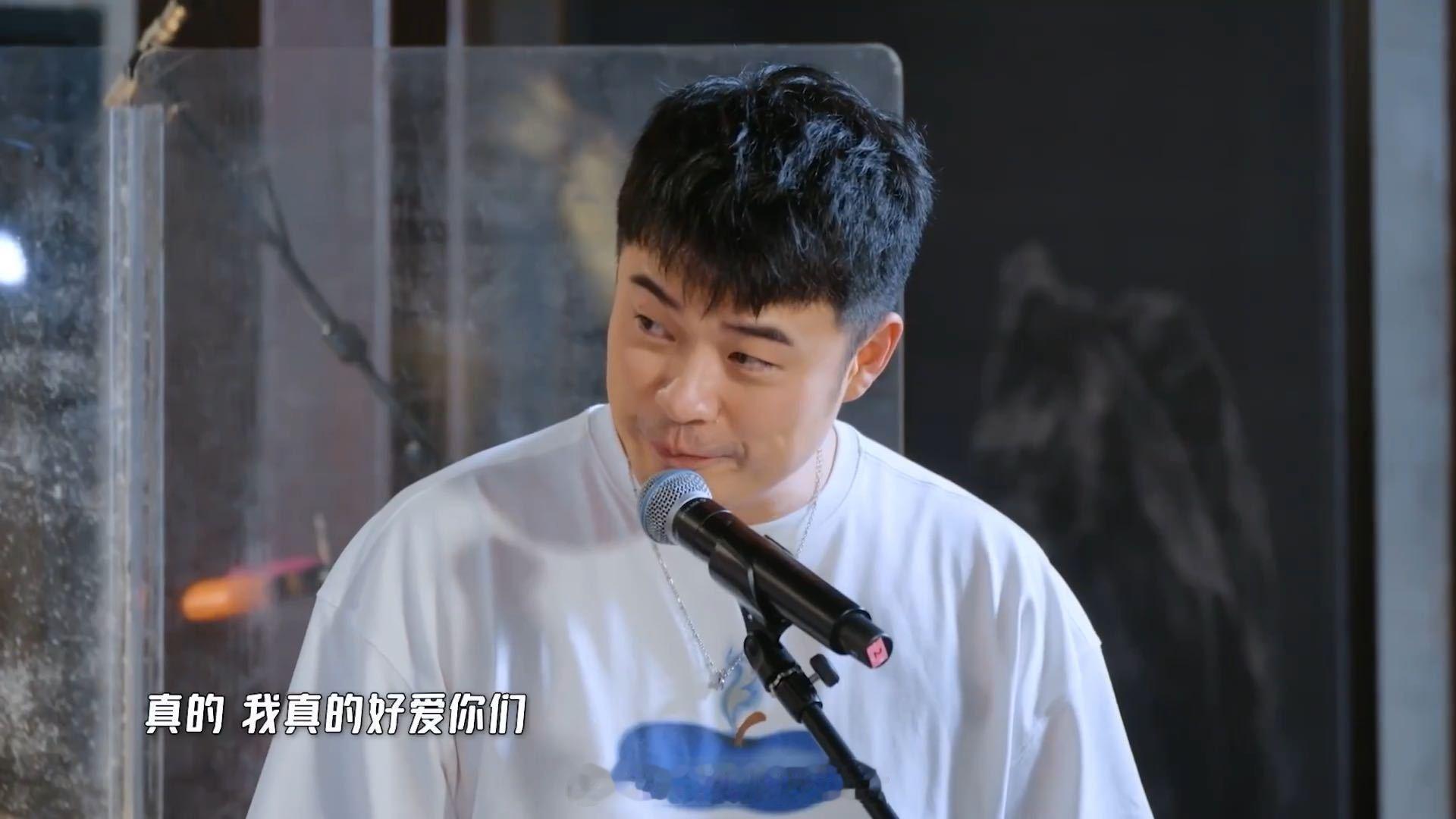 鹿晗五哈哭了哈哈哈哈哈 有人被这份兄弟情感动，有人说刻意卖情怀博共鸣，你们觉得综