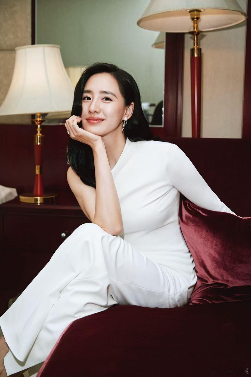 美而不自知，演而不费力。王智用眼神就能撑起整部戏，这演技绝了 