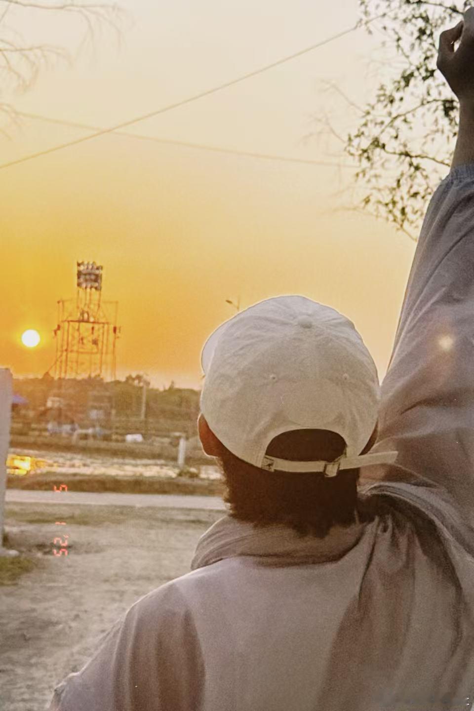 赵一博一个破夕阳真好看ebb：一个破夕阳有什么…真好看[开摆]两百个秧没插呢有什