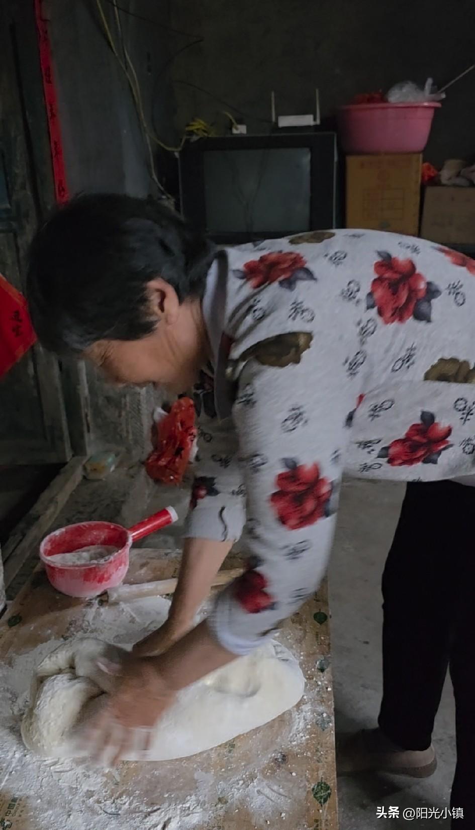 今天下午三个嫂子拼厨艺，在婶子家烙了五张大油饼，十七八个人是评委，我也擀油饼了，