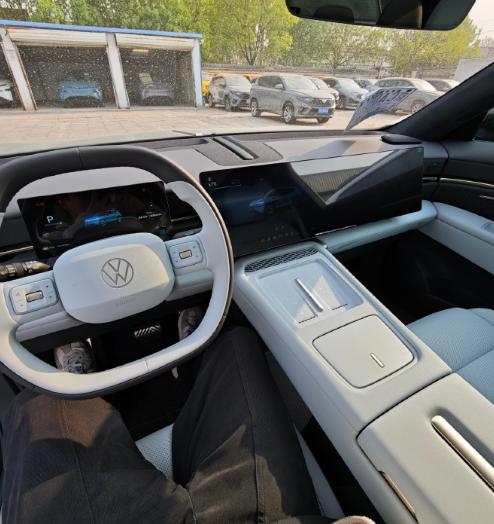 这款大众与众08的内饰设计还真的是第一次见，中控屏和副驾驶的娱乐屏幕连在一起，与