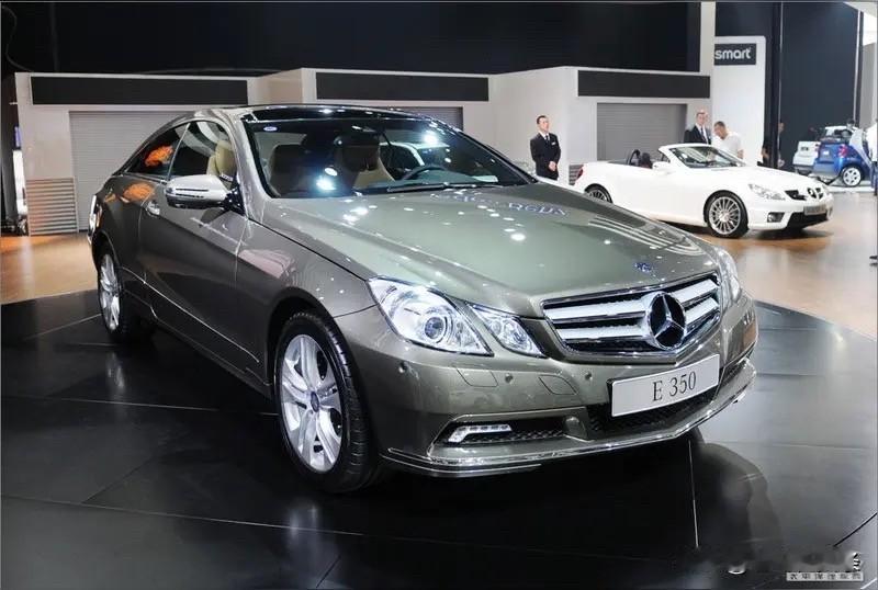 奔驰E350L属于中大型豪华轿车级别。
它外观延续奔驰家族优雅设计，大尺寸进气格