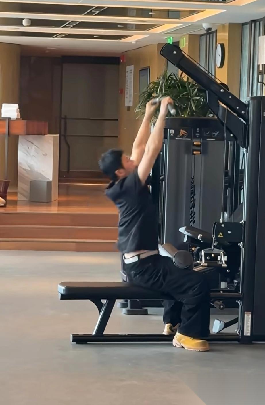 人老了真是干什么都有些心酸。
4月20日，李晨在健身房锻炼时被偶遇，当时他正坐着