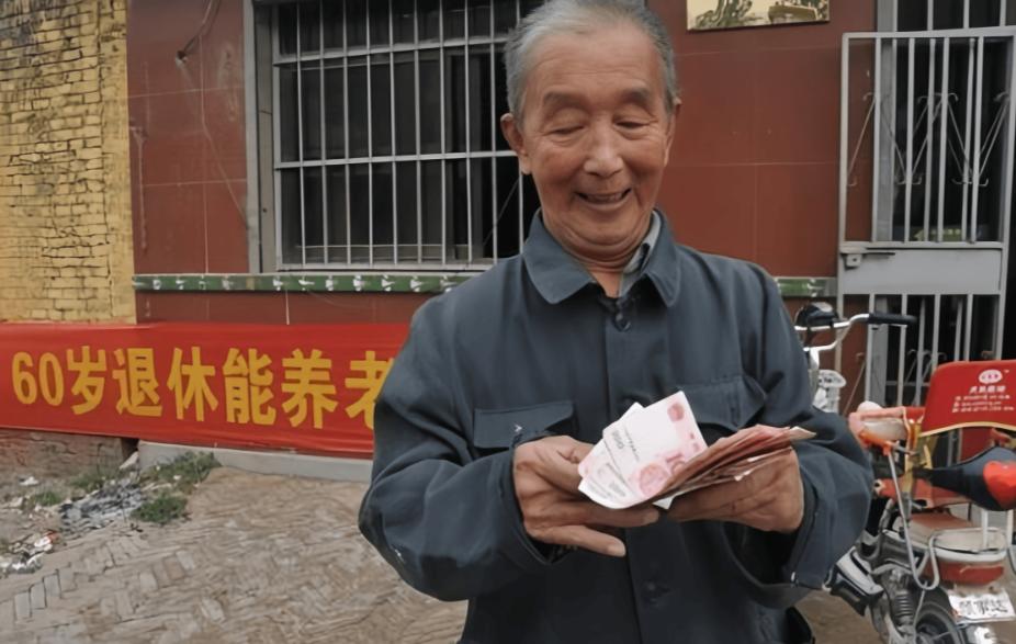 简直毫无诚信！深圳一名男子买了份养老保险，保单上清清楚楚写着：60 岁起按月领取