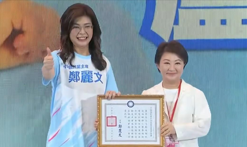 台中卢秀燕出席全代会，图为郑丽文与卢秀燕同框合影。