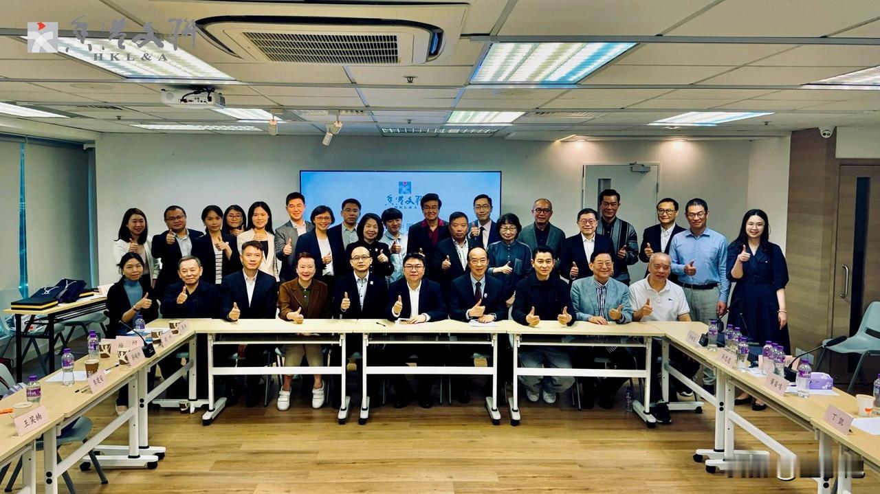 没想到！身为中国电影家协会副主席的刘德华，在香港文联召开的《电影界座谈会》大合影