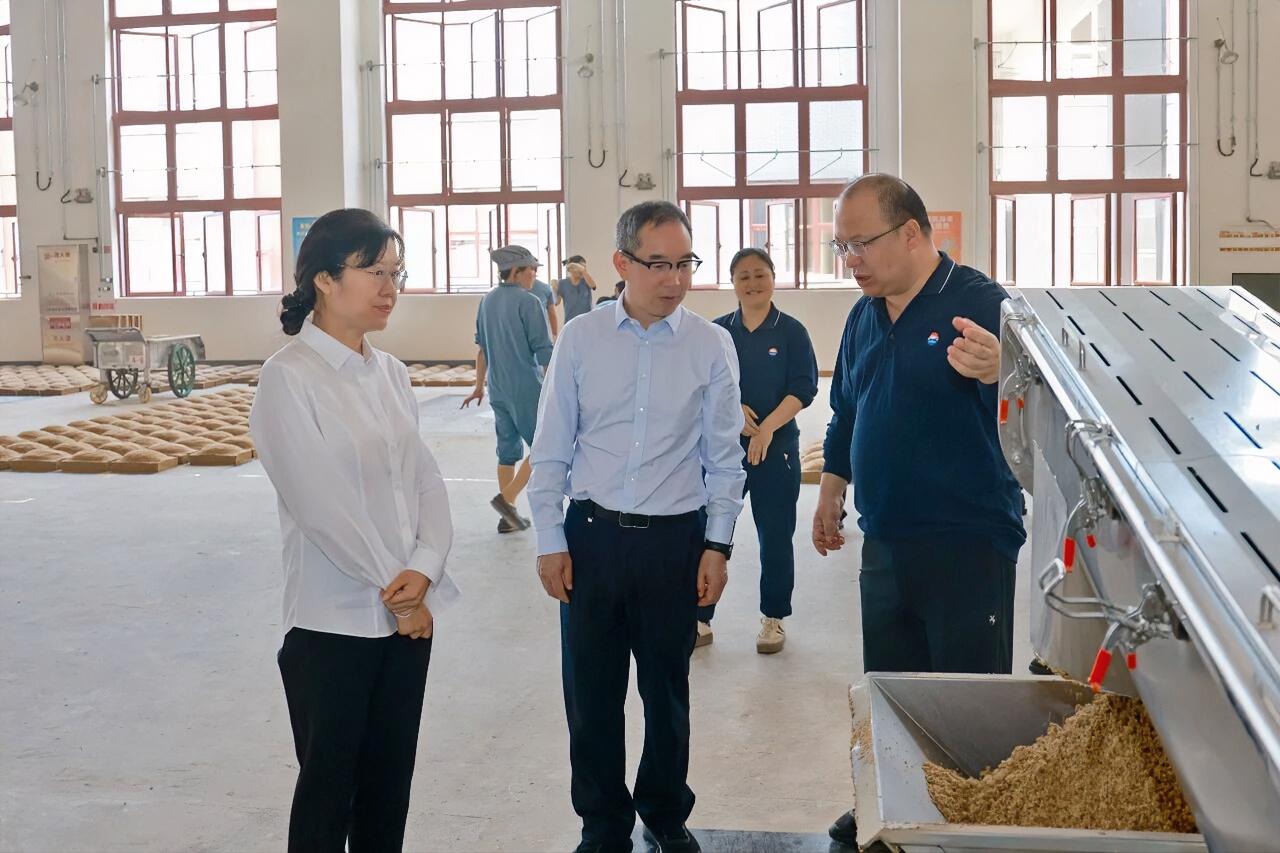 5月6日，“五一”假期后的首个工作日，茅台集团党委书记、董事长陈华到制曲、制酒车