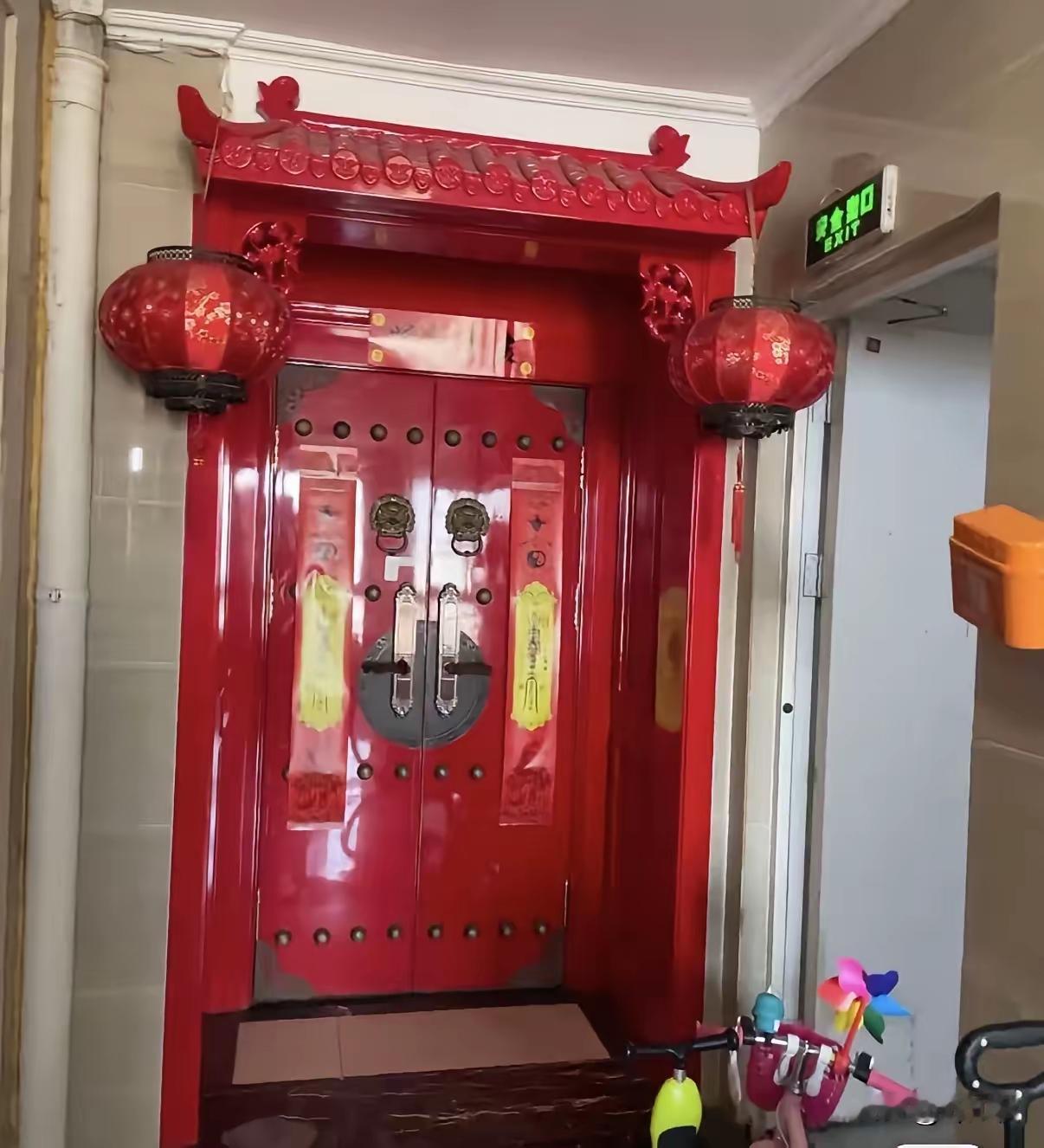 我的天呐，谁见过这阵仗，这可是楼房，怎么感觉像进了深宅大院一样，只是这个像浓缩板