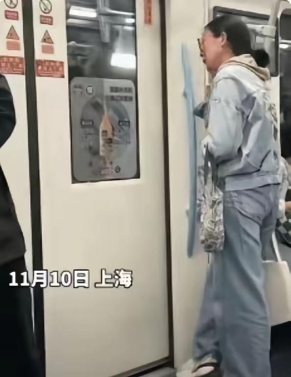 地铁车厢里那场不管不顾的大哭，戳中了多少远嫁女人的软肋！四十多岁的她，刚熬过离婚