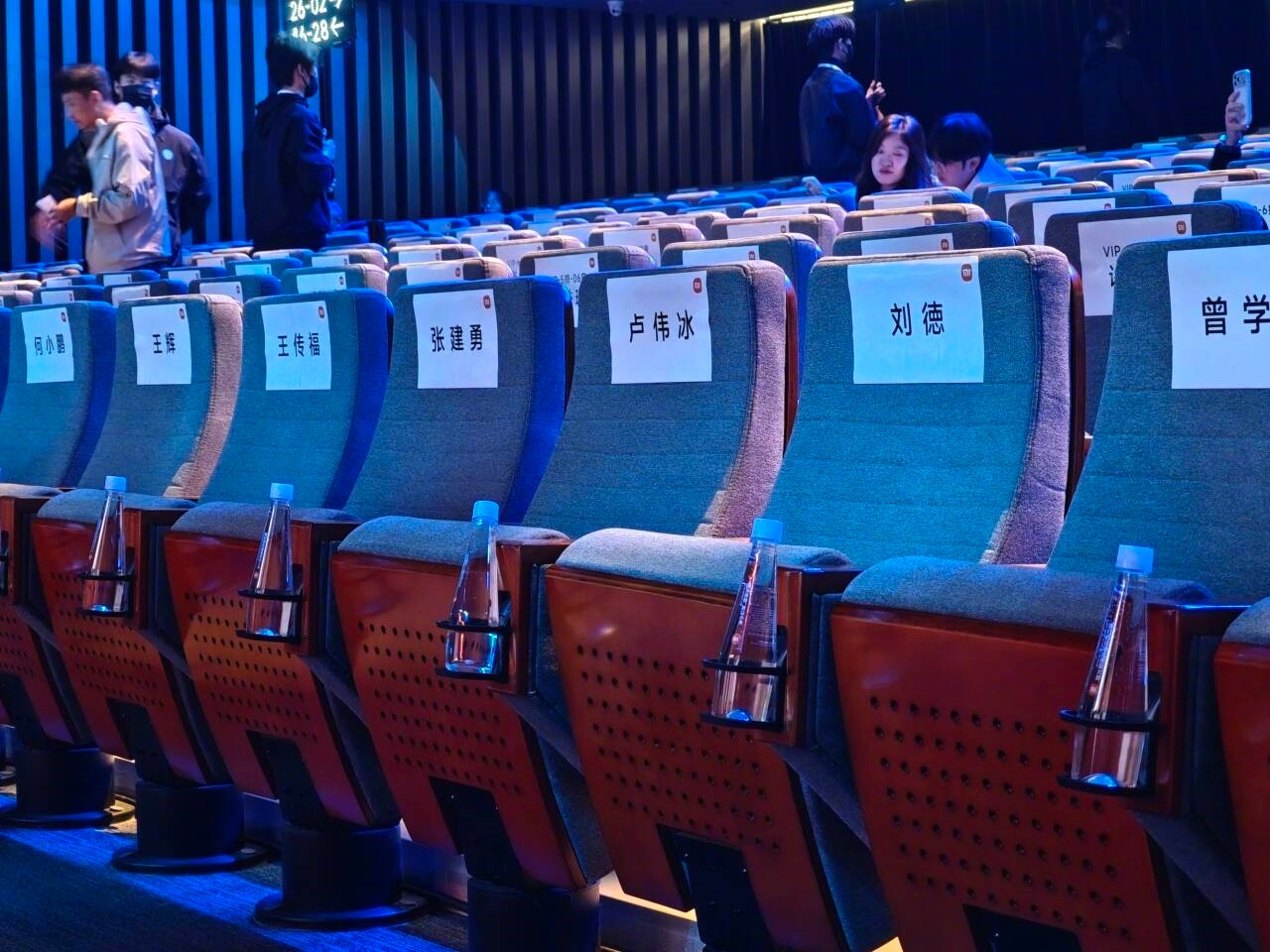 【小米新SU7发布会请来半个车圈】小米发布会 3月19日消息，今晚新一代小米SU