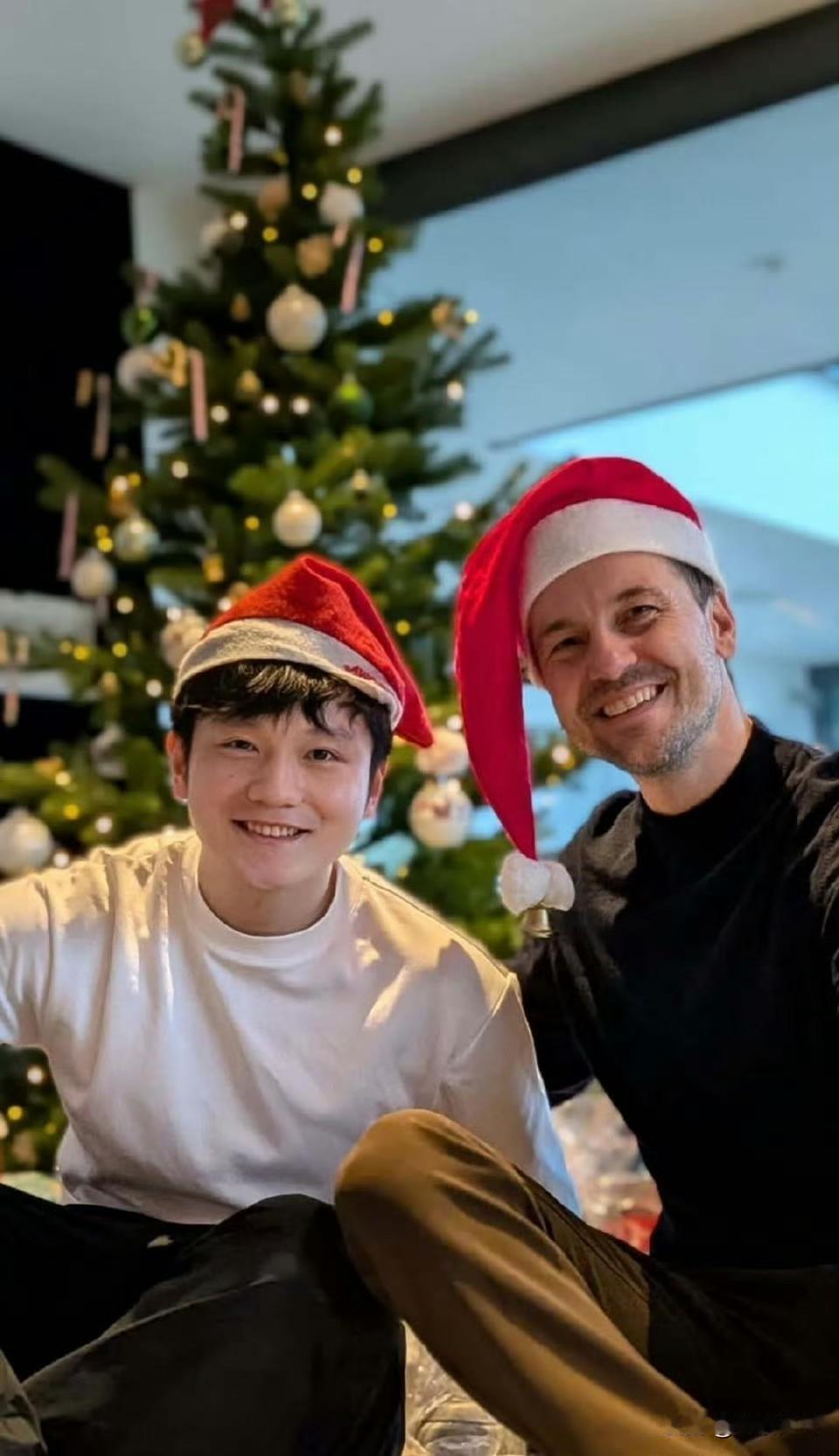 樊振东和波尔共度圣诞节🎄🎅
北京时间25日零点卡点更新噢 ​​​
2025.