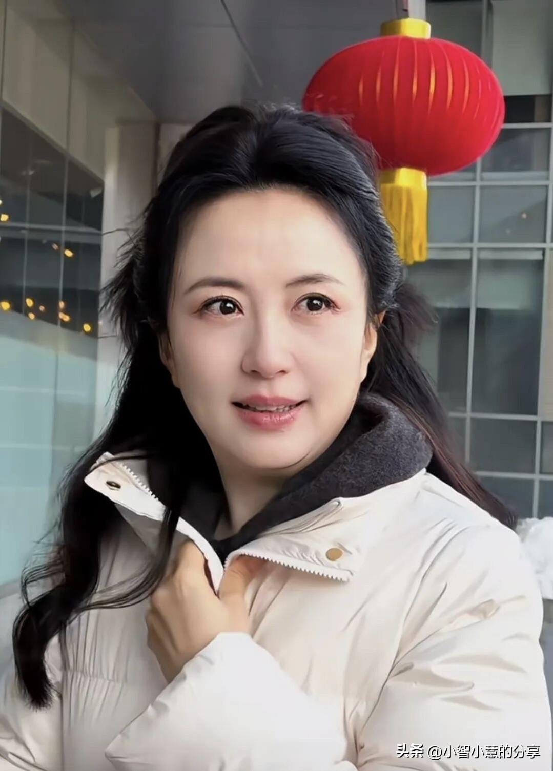第一次感到了首饰的多余，无论它是多贵的首饰，都不用戴在她的身上，就这样简简单单的