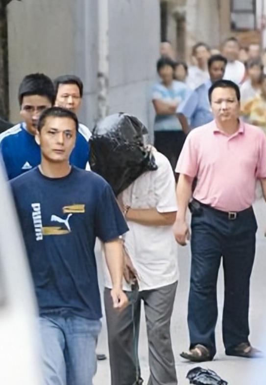 荒唐至极！广东佛山，男子带着老婆进行不法交易，与嫖客在草地上进行10多分钟后，对