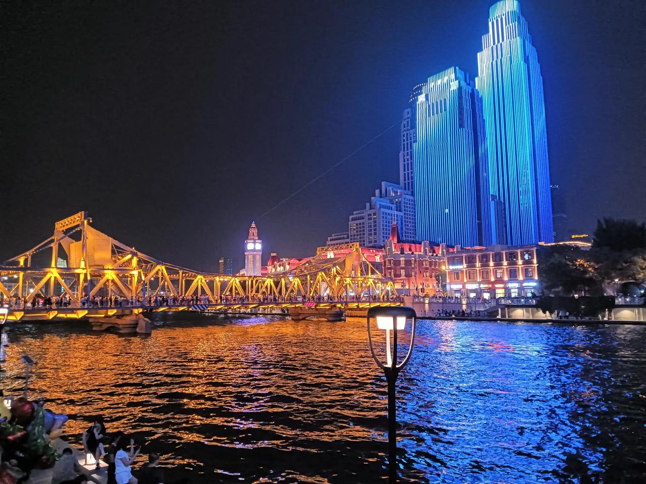 大天津的海河夜景，充满浪漫的气息，欢迎你的到来